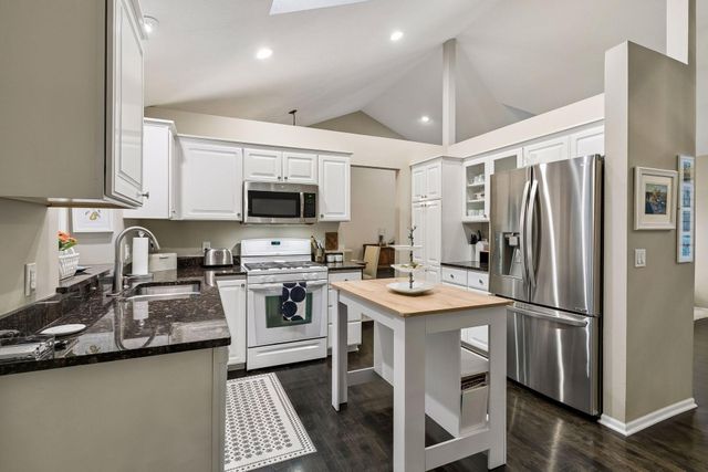 3090 Saint Albans Hollow Circle, Minnetonka, MN 55305