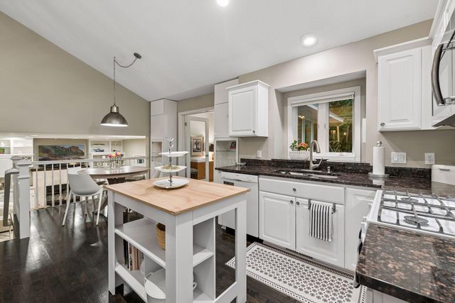 3090 Saint Albans Hollow Circle, Minnetonka, MN 55305