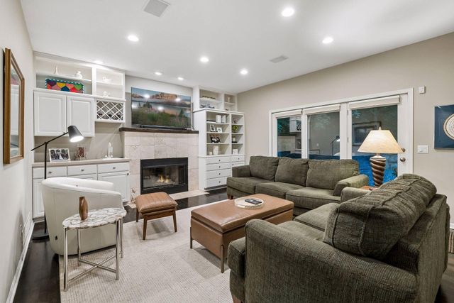 3090 Saint Albans Hollow Circle, Minnetonka, MN 55305