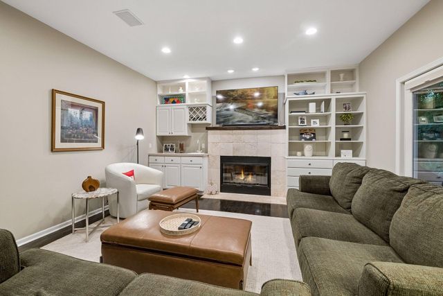 3090 Saint Albans Hollow Circle, Minnetonka, MN 55305