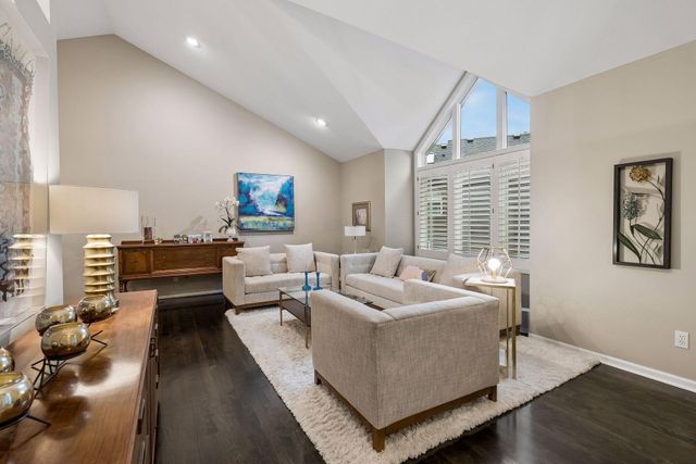 3090 Saint Albans Hollow Circle, Minnetonka, MN 55305