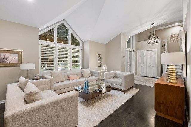 3090 Saint Albans Hollow Circle, Minnetonka, MN 55305