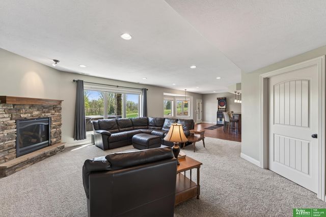 827 Wedgewood Court, Plattsmouth, NE 68048
