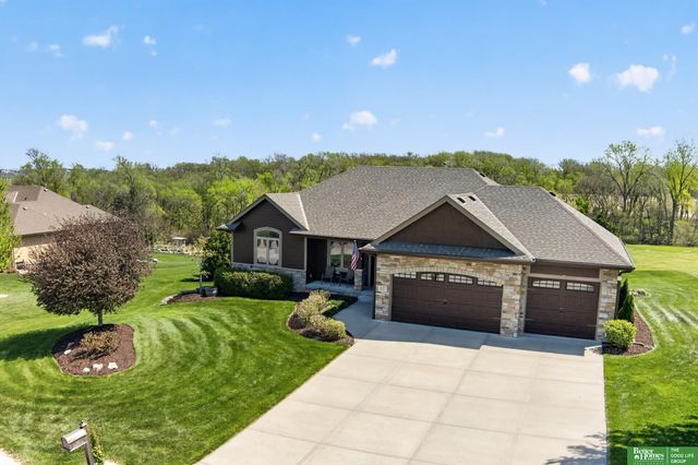 827 Wedgewood Court, Plattsmouth, NE 68048
