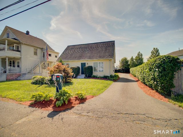 6 Mettler Street, Woodbridge, CT 06525