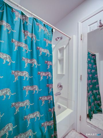 6 Mettler Street, Woodbridge, CT 06525
