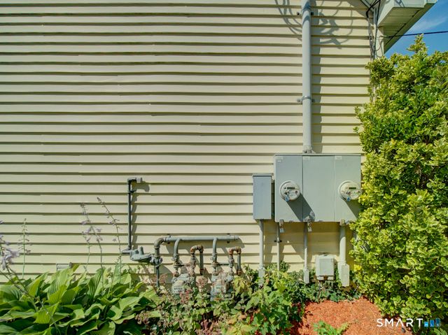 6 Mettler Street, Woodbridge, CT 06525