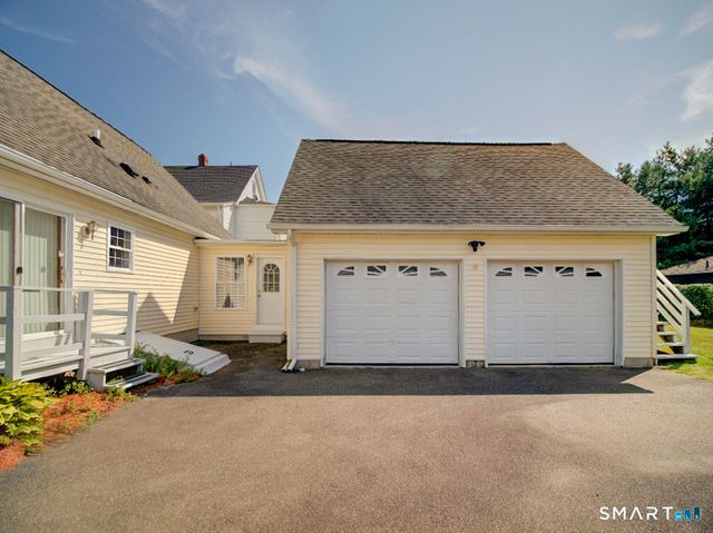 6 Mettler Street, Woodbridge, CT 06525