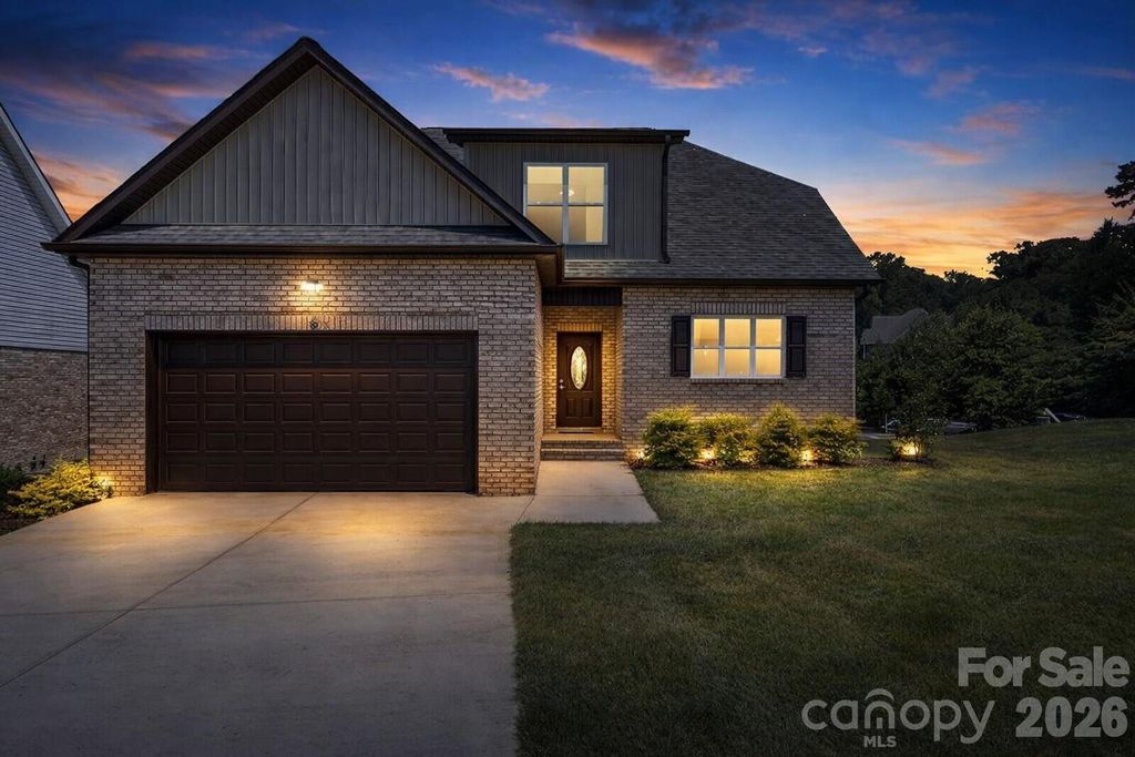 1033 12th Avenue Drive NW, Hickory, NC 28601