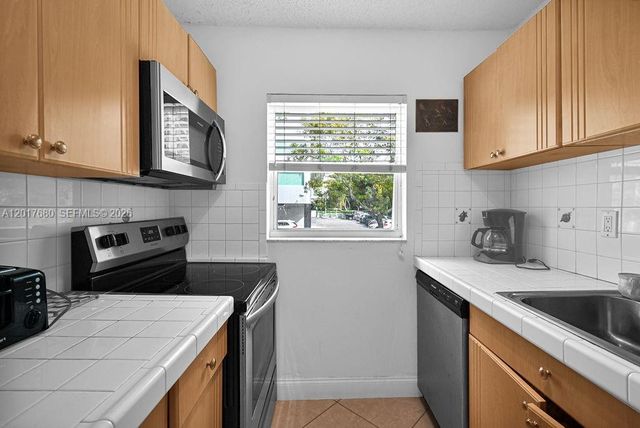 2920 SW 28th Ter 207, Miami, FL 33133