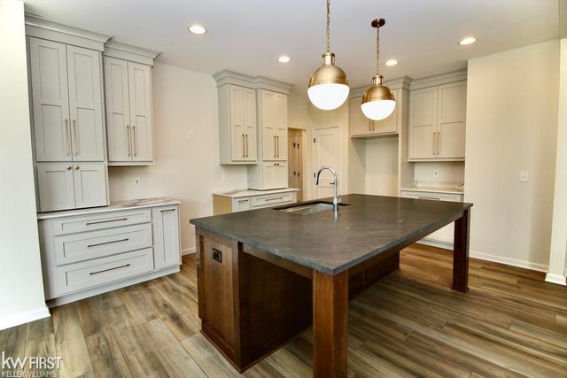 37 Janes Landing, South Lyon, MI 48178