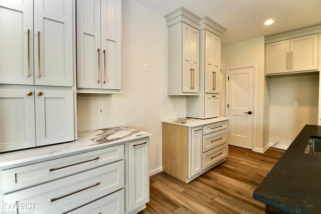 37 Janes Landing, South Lyon, MI 48178