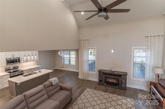 1358 37th Avenue Place NE, Hickory, NC 28601
