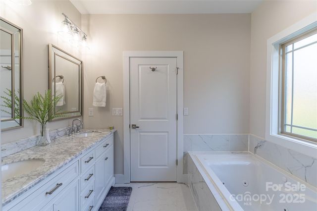 1358 37th Avenue Place NE, Hickory, NC 28601