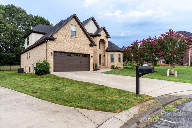 1358 37th Avenue Place NE, Hickory, NC 28601
