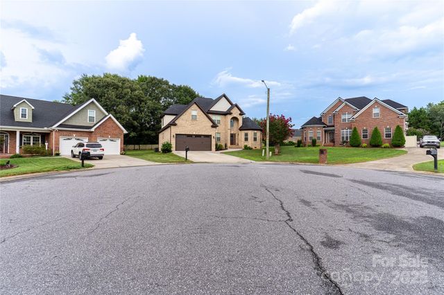 1358 37th Avenue Place NE, Hickory, NC 28601