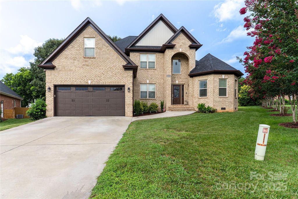 1358 37th Avenue Place NE, Hickory, NC 28601