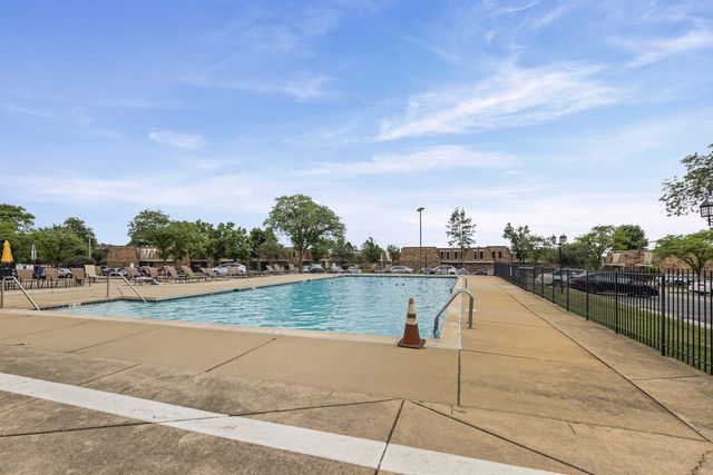 2216 Country Club Drive 24, Woodridge, IL 60517