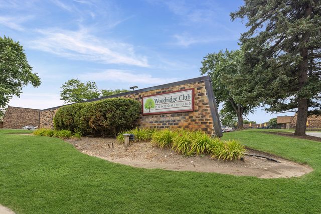 2216 Country Club Drive 24, Woodridge, IL 60517