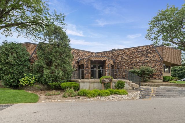2216 Country Club Drive 24, Woodridge, IL 60517