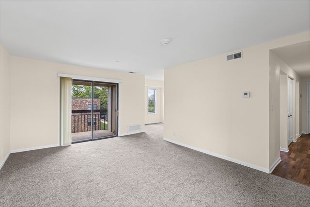 2216 Country Club Drive 24, Woodridge, IL 60517