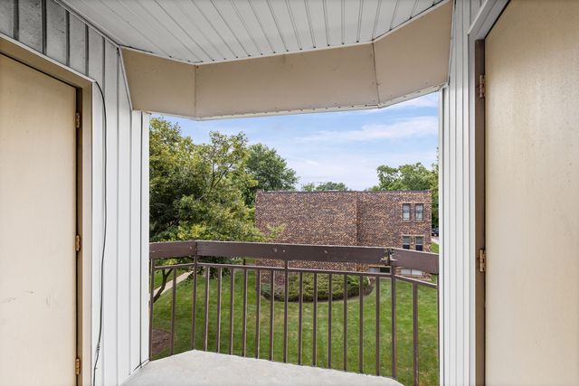 2216 Country Club Drive 24, Woodridge, IL 60517