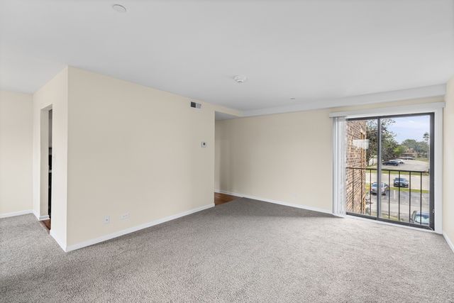 2216 Country Club Drive 24, Woodridge, IL 60517