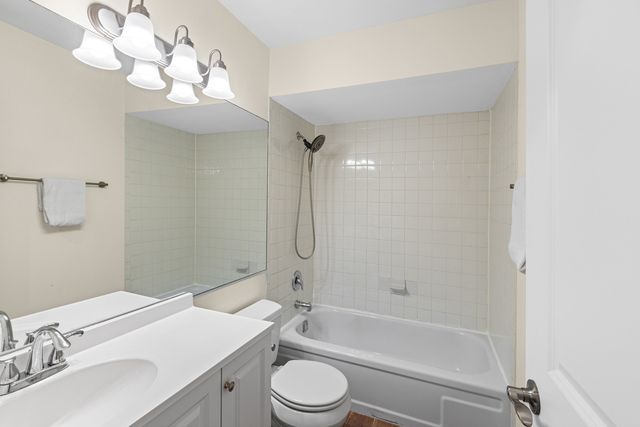 2216 Country Club Drive 24, Woodridge, IL 60517