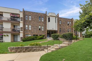 2216 Country Club Drive 24, Woodridge, IL 60517
