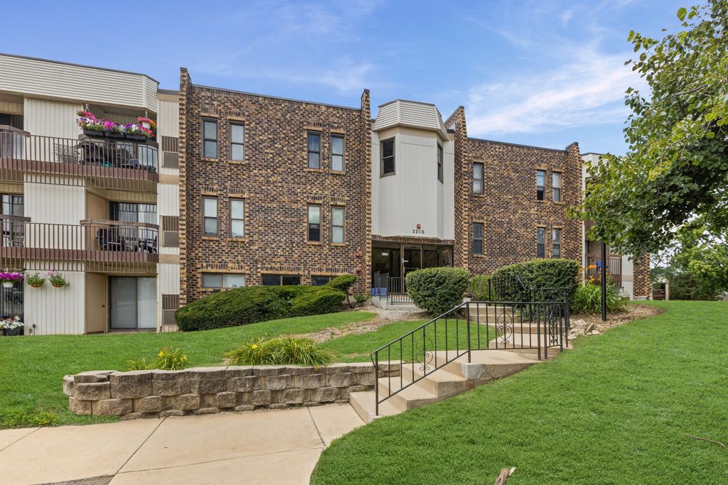 2216 Country Club Drive 24, Woodridge, IL 60517