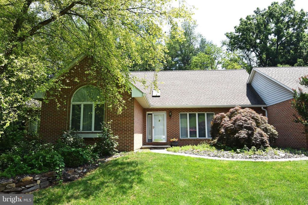 4 COUNTRY LN, Douglassville, PA 19518