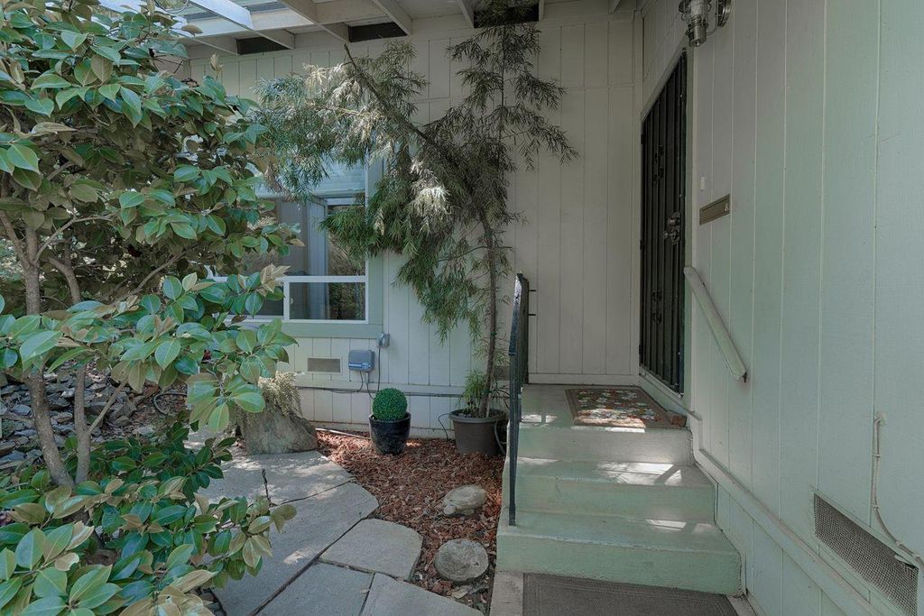 447 Sutton Pl, Auburn, CA 95603