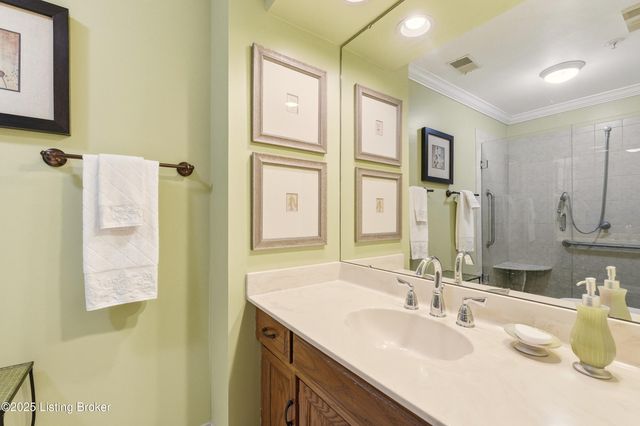 8605 Shelbyville Rd APT 200, Louisville, KY 40222