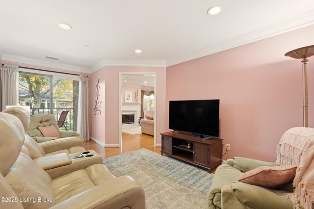 8605 Shelbyville Rd APT 200, Louisville, KY 40222