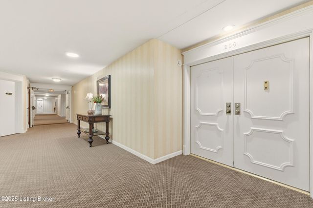 8605 Shelbyville Rd APT 200, Louisville, KY 40222