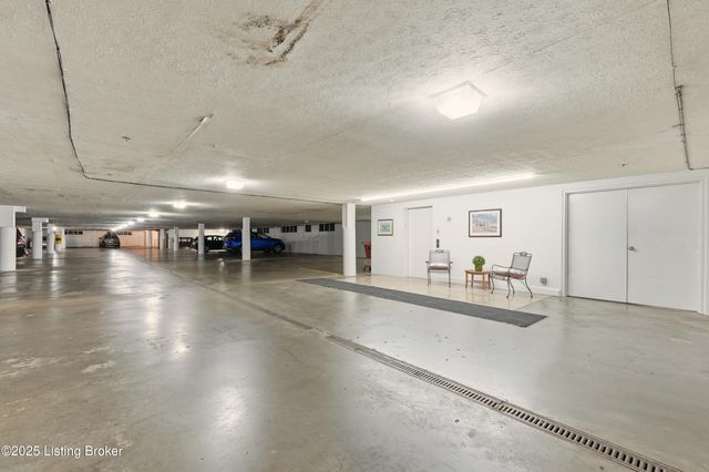 8605 Shelbyville Rd APT 200, Louisville, KY 40222