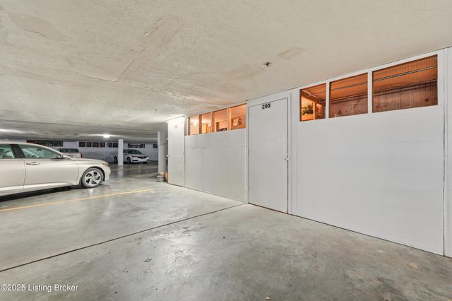 8605 Shelbyville Rd APT 200, Louisville, KY 40222