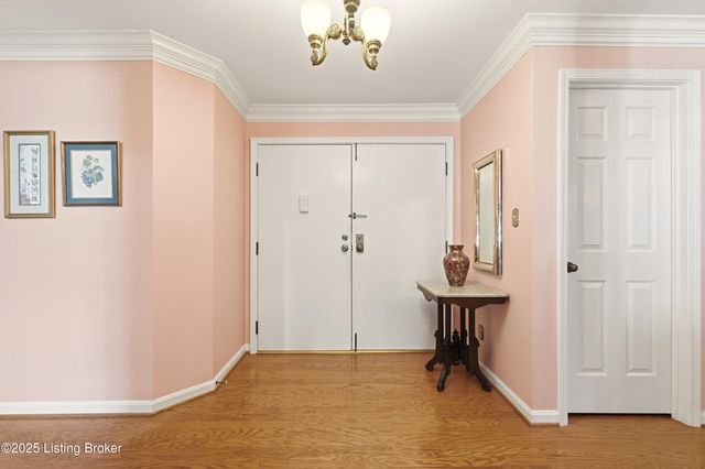 8605 Shelbyville Rd APT 200, Louisville, KY 40222