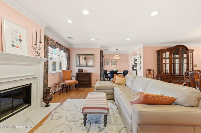 8605 Shelbyville Rd APT 200, Louisville, KY 40222