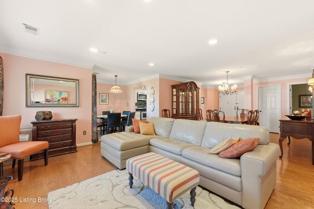 8605 Shelbyville Rd APT 200, Louisville, KY 40222