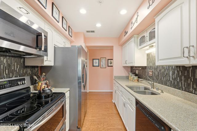 8605 Shelbyville Rd APT 200, Louisville, KY 40222