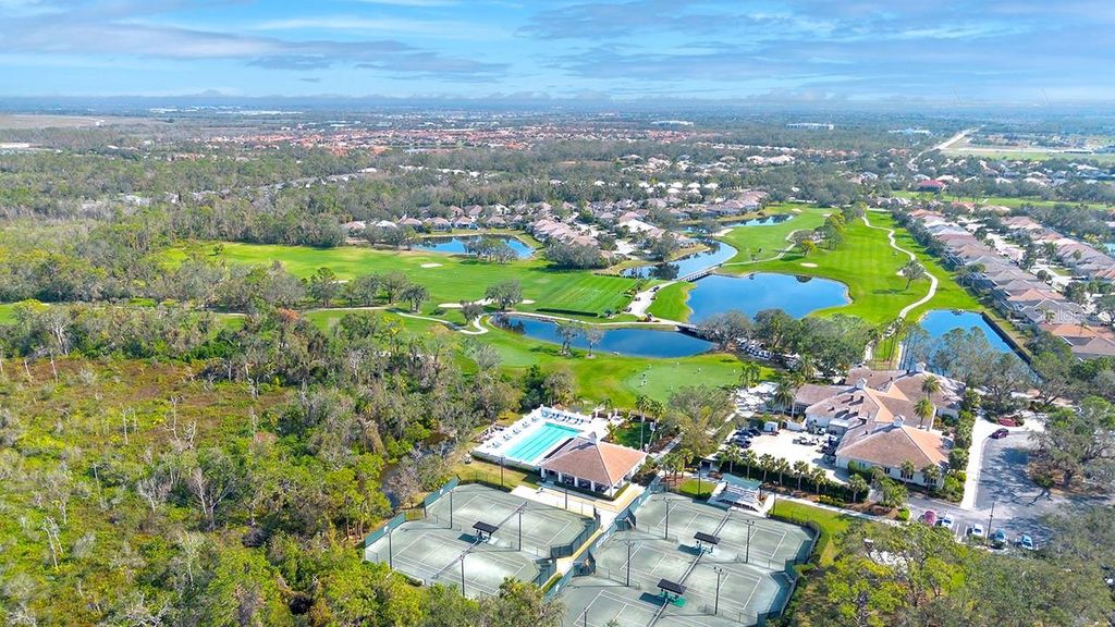 Image 27 of property listing at 10221 LOCH LOMOND DRIVE, Bradenton, FL 34211