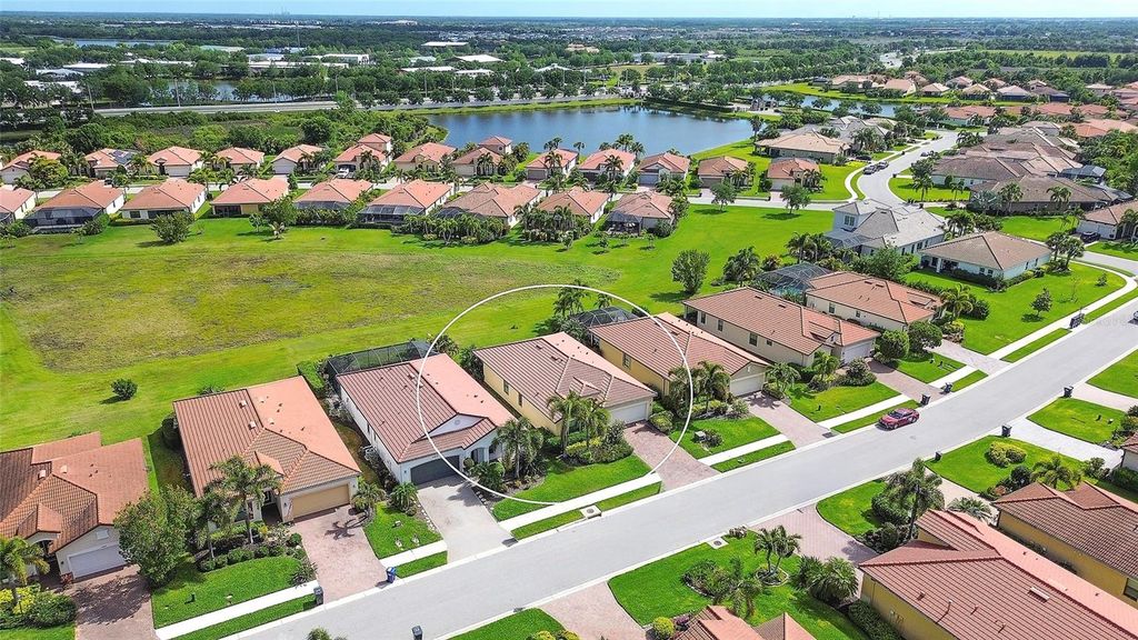 Image 4 of property listing at 10221 LOCH LOMOND DRIVE, Bradenton, FL 34211