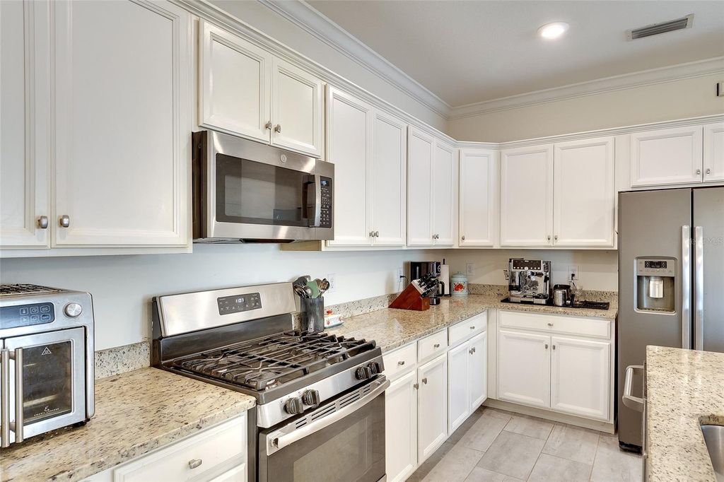 Image 6 of property listing at 10221 LOCH LOMOND DRIVE, Bradenton, FL 34211
