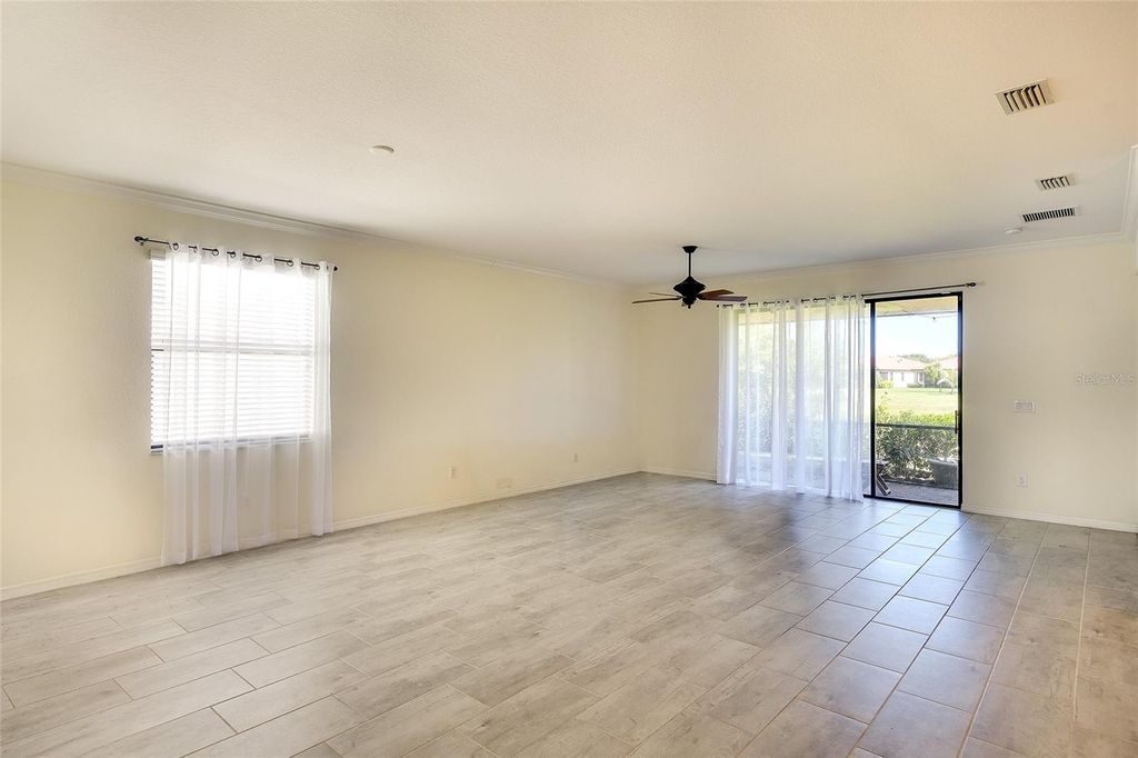 Image 8 of property listing at 10221 LOCH LOMOND DRIVE, Bradenton, FL 34211