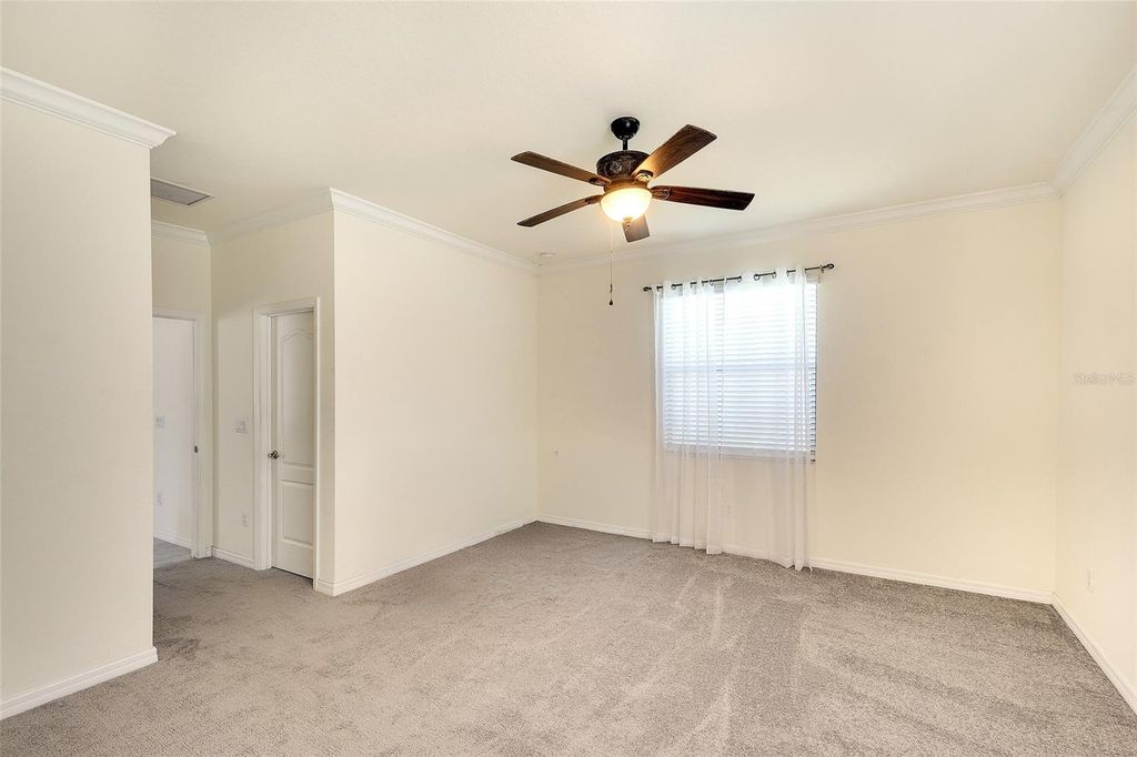 Image 10 of property listing at 10221 LOCH LOMOND DRIVE, Bradenton, FL 34211