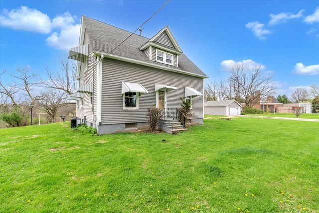 8850 Ridgewood Road, Rock Island, IL 61201