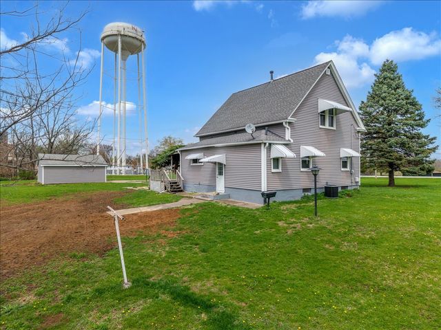 8850 Ridgewood Road, Rock Island, IL 61201