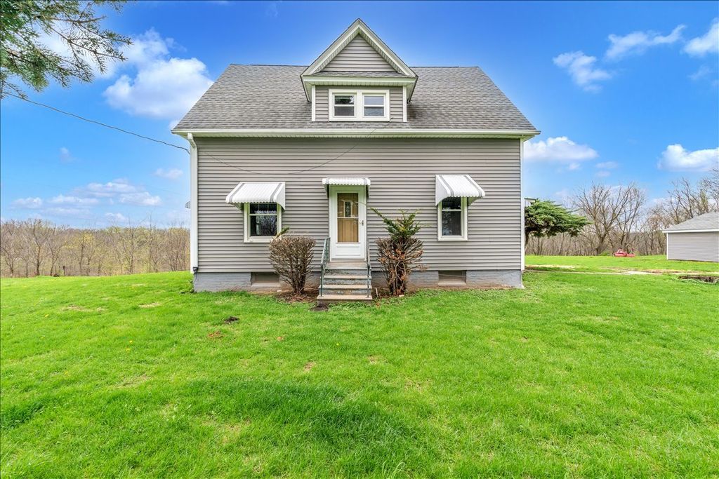 8850 Ridgewood Road, Rock Island, IL 61201