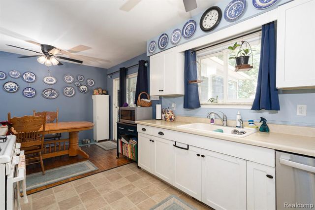 2109 Deerfield Drive, Flint, MI 48532
